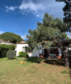 Casita rústica con jardín y piscina
